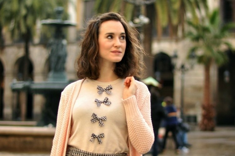 Svetrík s viacerými mašličkami vpredu Sveter-ozdoba-mašle-nápady-blúzka-moderný