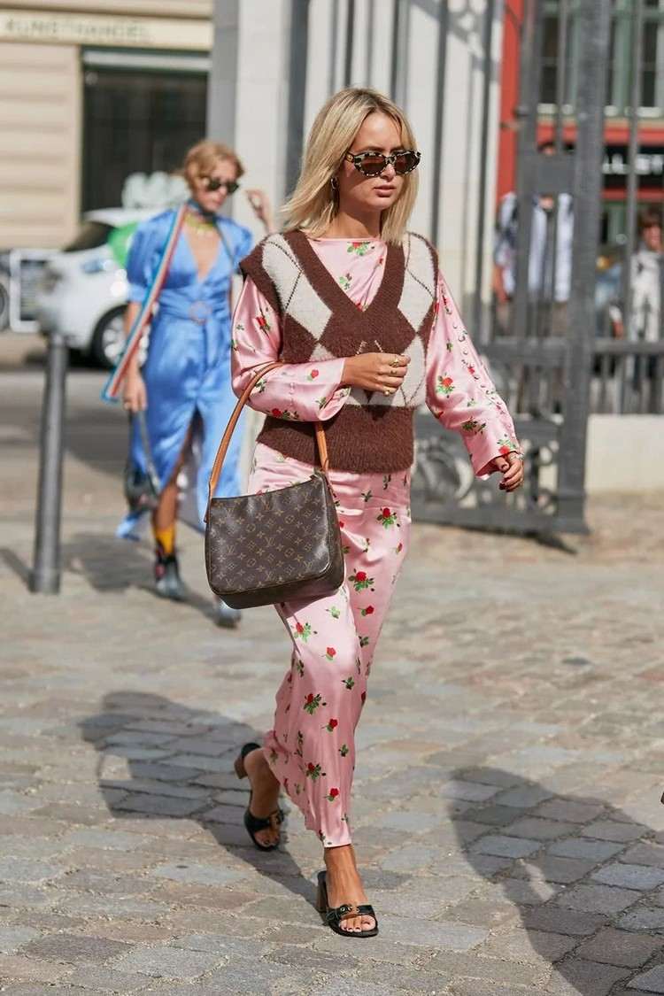 Tielka kombinujú sklzové šaty na jeseň