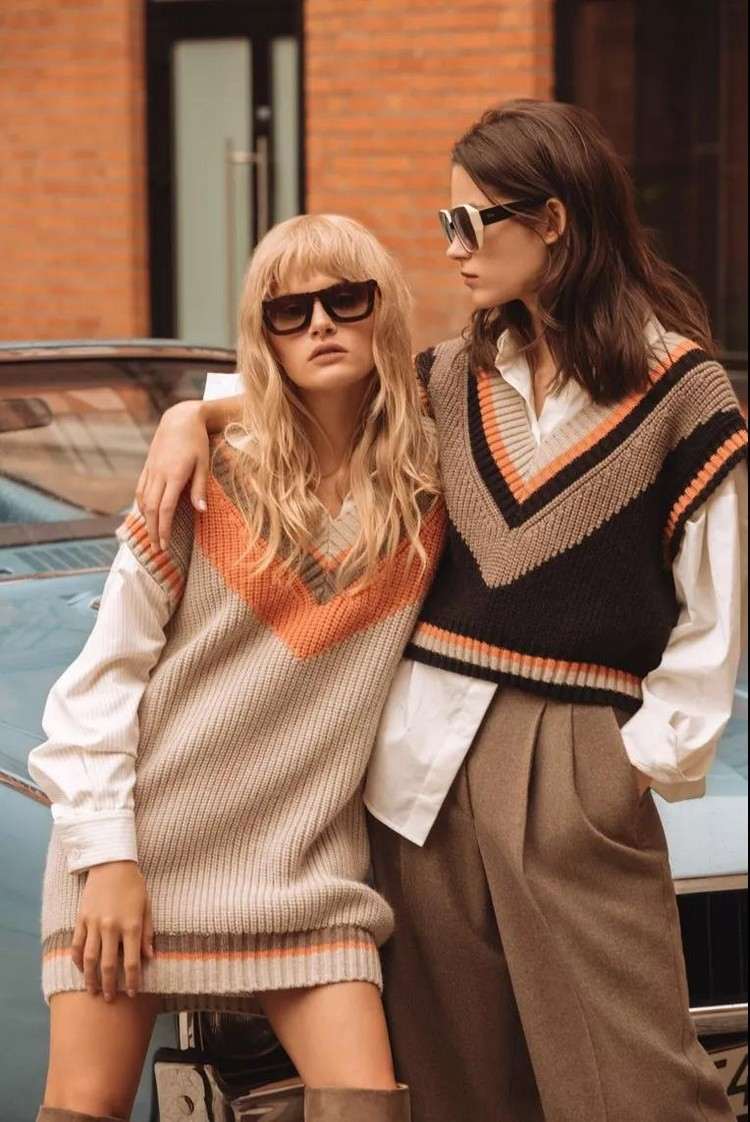 Nadrozmerné pletené svetre kombinujú svetrové outfity na jeseň
