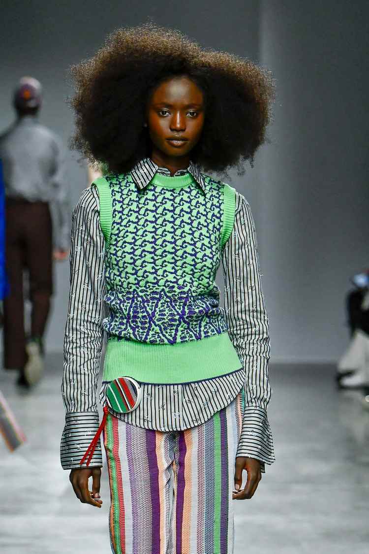 Tielka kombinujú šekový vzor trendový jesenný outfit