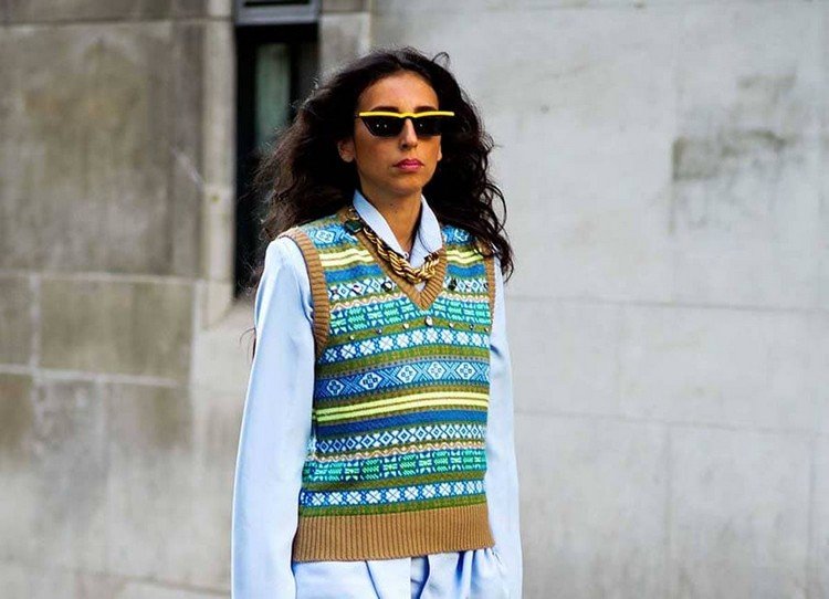 Tielko s košeľovým oblečením módne trendy jeseň zima 2020