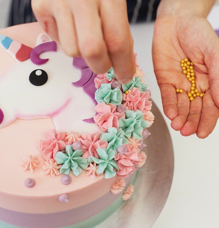 Vyrobte si vlastnú ozdobu na tortu jednorožca z cukrových perál z fondánu