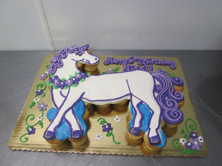 Jednorožecká torta z muffinov urobí narodeninovú ozdobu vašim deťom