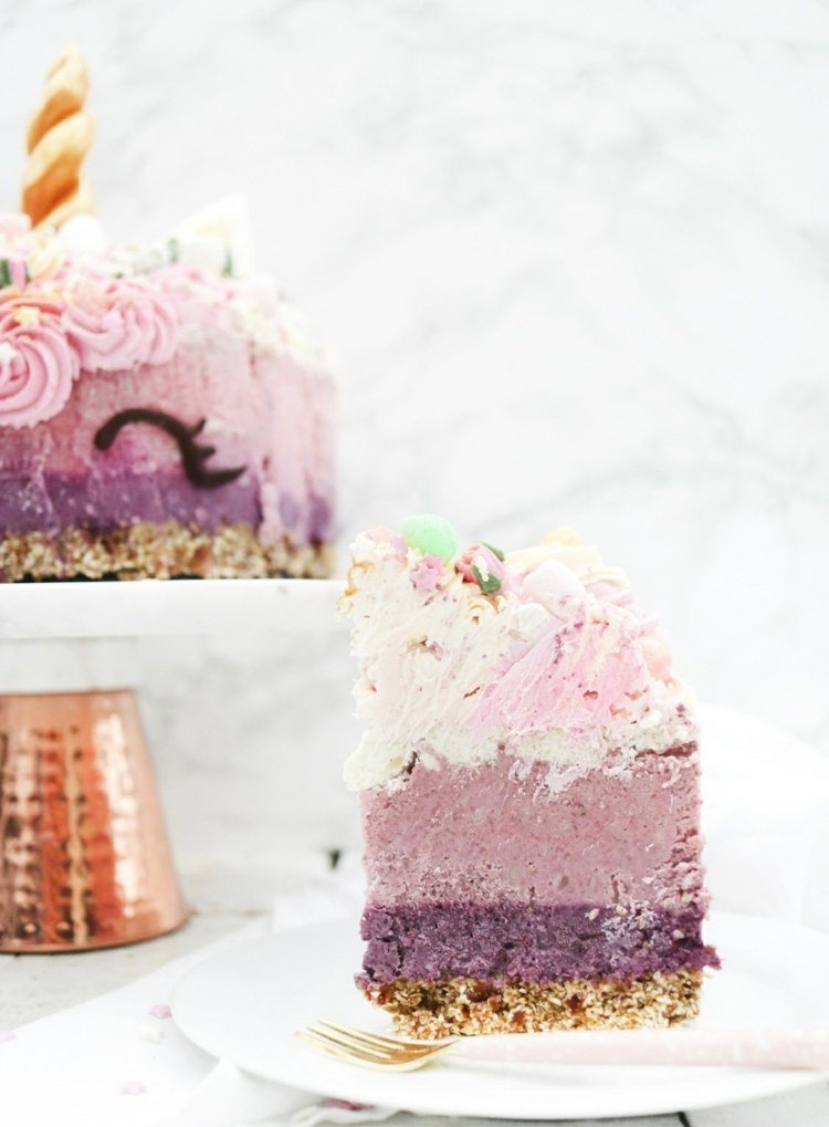 vegánsky koláč s jednorožcom sa nanáša ružovo purpurovo