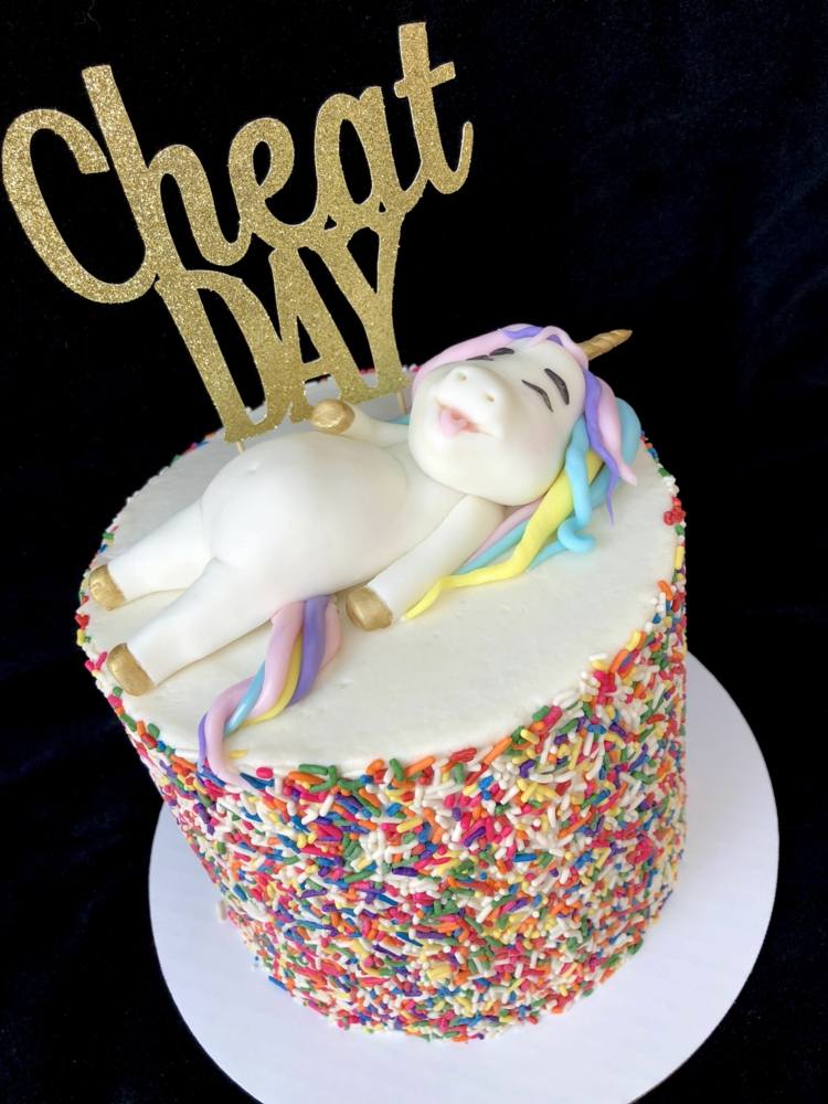 farebné postreky a spiaci tučný jednorožec ako ozdoba torty
