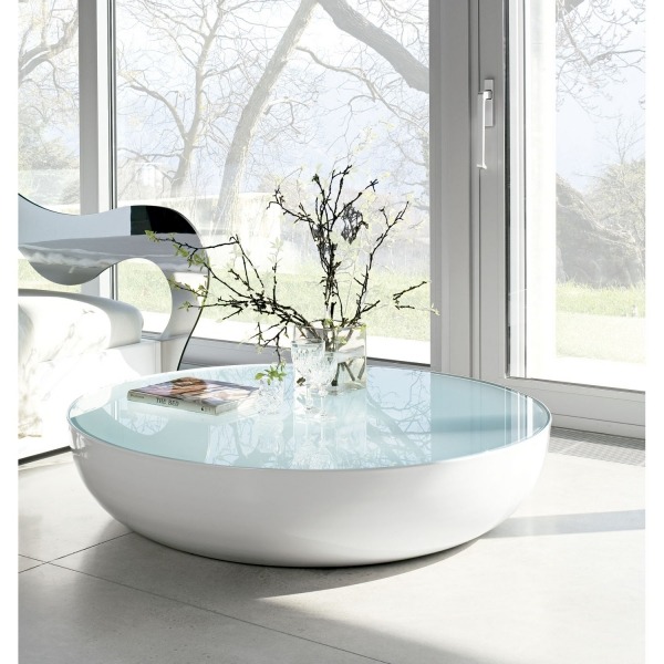 čisto biele materiály do obývačky konferenčný stolík sklenená doska strieborná