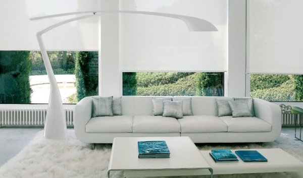 biela nábytok do obývačky stojacia lampa strieborné vankúše