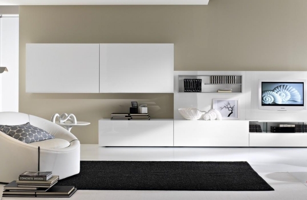 biela obývacia izba police s vysokým leskom kožené kreslá čierny koberec