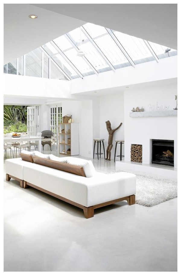 biely dekor do obývačky svetlík drevené prvky krb