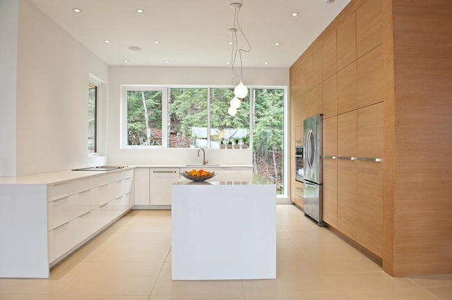 Kuchynská linka zariadená bielymi skrinkami