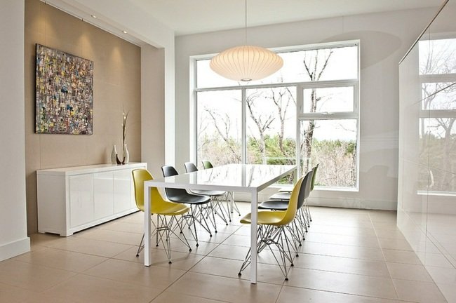 Stoličky biela skriňa pekný vzhľad