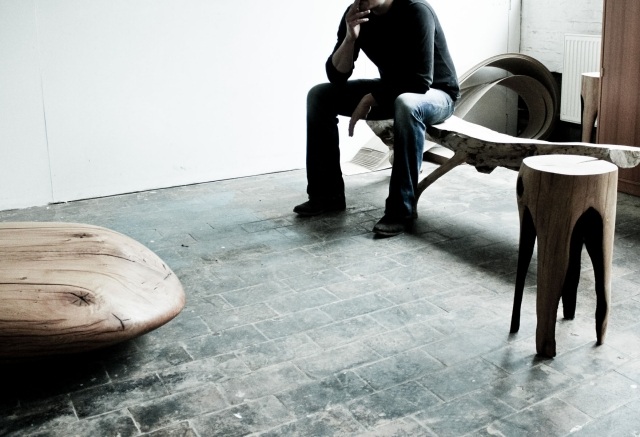 Dizajnový nábytok z masívu - taburet a konferenčný stolík Kaspara Hamachera Dizajnový nábytok-drevo-Kaspar-Hamacher-konferenčný stolík-masív-kameň-rieka-kameň-vzhľad