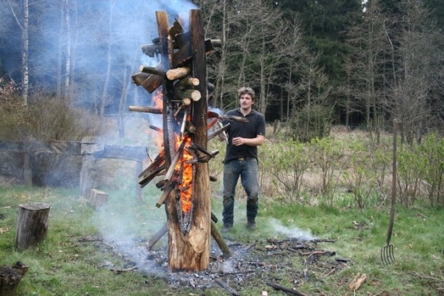 Fire-Sculpting-Die Möbelkunst od produktového dizajnéra Kaspara Hamachera Fire-Sculpting-möbelkunst-hamacher-mimoriadny-nábytok-dizajn