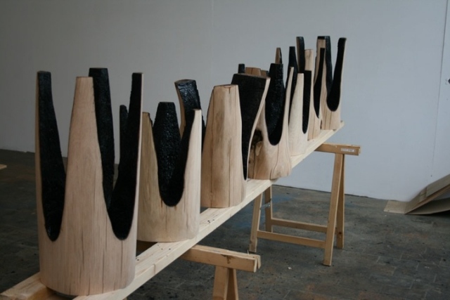 vypálený dizajn taburetky z ľahkého brúseného povrchu vypálená stolička-jasný-svetlý povrch-drsné-vypálené-vnútro