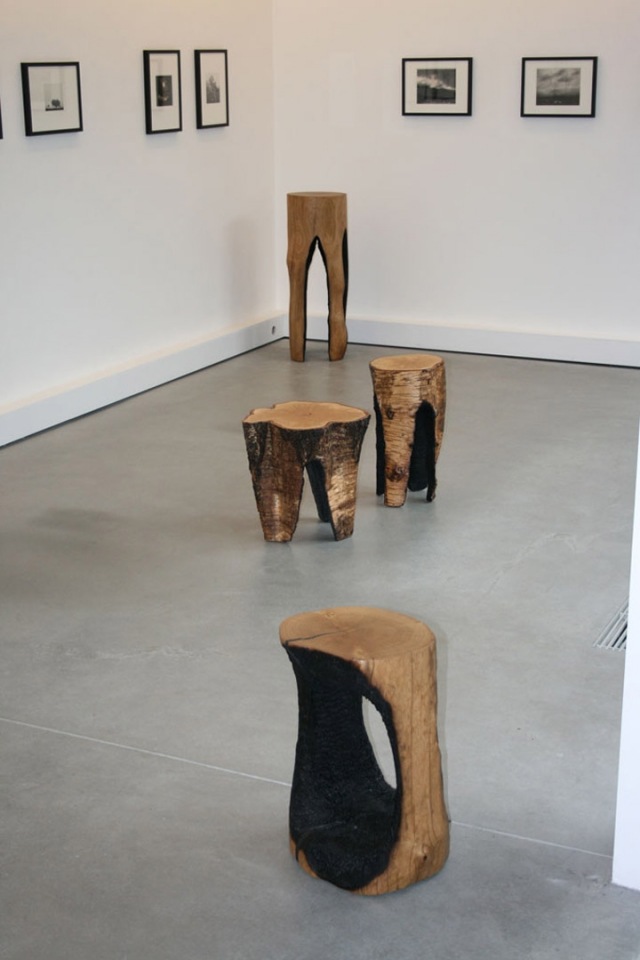 Taburetka výnimočného dizajnu s hrubým čiernym vyhoreným interiérom Vypálená stolica-hrubá-čierna-vypálená-vnútri