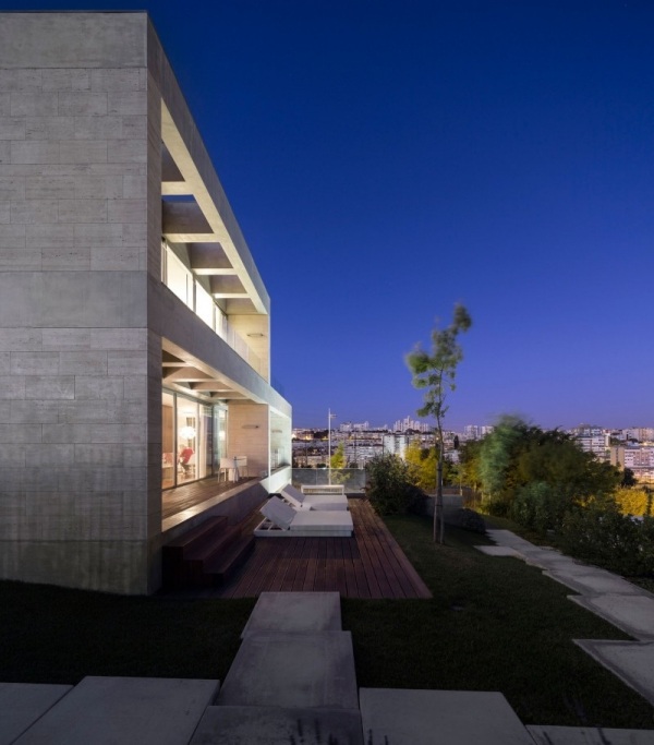 Masívny dom s panoramatickým výhľadom na Lisabon