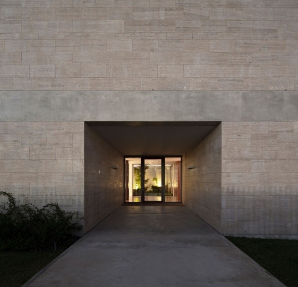 Moderný dom s kamennou fasádou