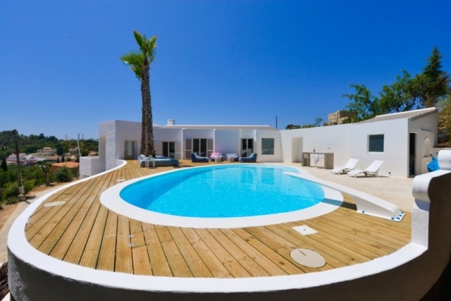 Moderný dom-dve terasy-novopostavené drevené ležadlá