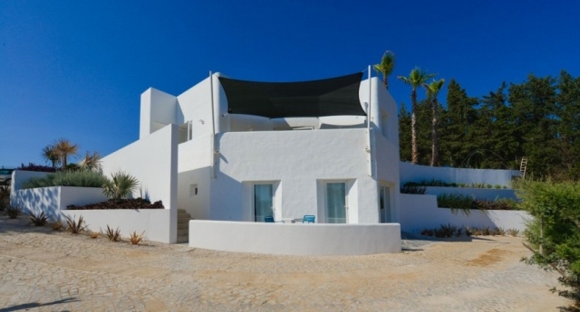 dom-moderná-biela-jednoduchá-záhrada-suché-stredomorské výsadby