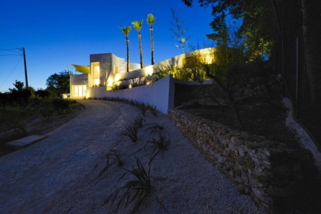 staré-murivo-kameň-moderný dom-juh-stráň-osvetlené