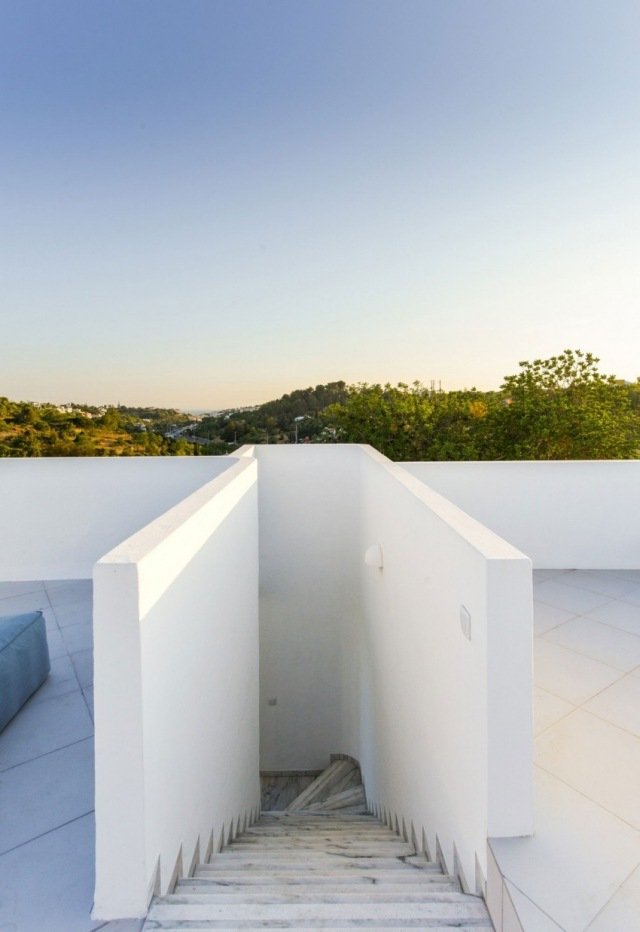 Vonkajšie schodisko-biely-betón-novostavba-obytný dom-strecha terasa-výhľad na more
