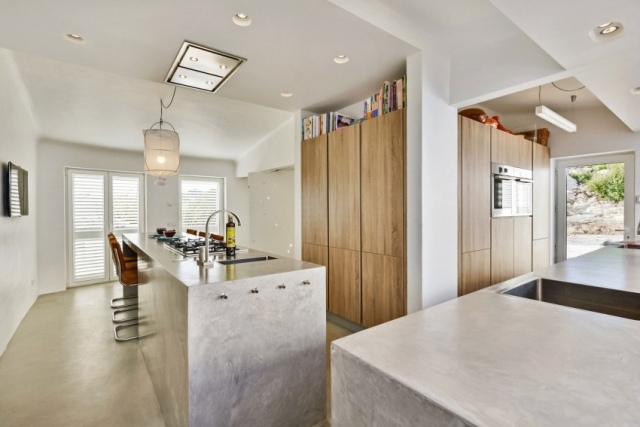 Kuchyňa-interiér-dizajn-bar pult-kuchyňa ostrov-ušľachtilé materiály-drevo-biele-steny