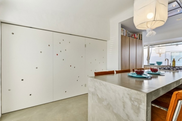 Skladacie dvere-kuchyňa-dizajn-priestorovo úsporné nápady-moderný-pobrežný dom