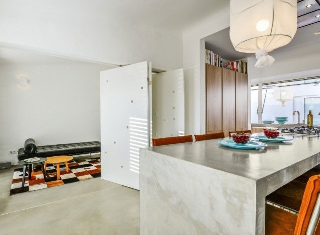 Jedálenský stôl-masívny-jedálenský stôl-stoličky-čalúnenie-oranžovo-moderný-pobrežný dom