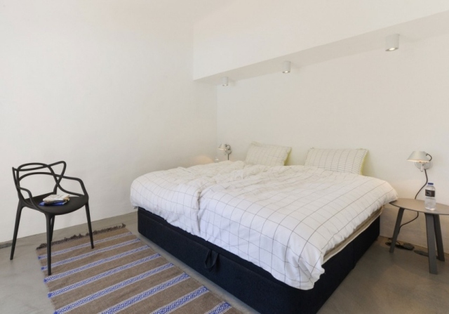 spálňa-dlažba-stolička-čierna-posteľná bielizeň-biela