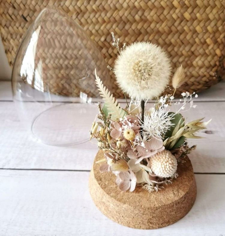 Romantický aranžmán v sklenenom zvončeku v tvare vajíčka s korkovým dnom