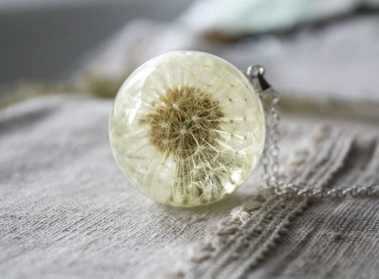 Vyrobte si prívesky sami z epoxidovej živice na ručné práce so semienkami púpavy vo vnútri