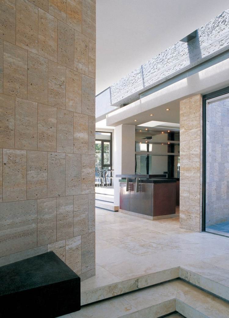 omietka stena prízvuk biely kamenný obklad mramor