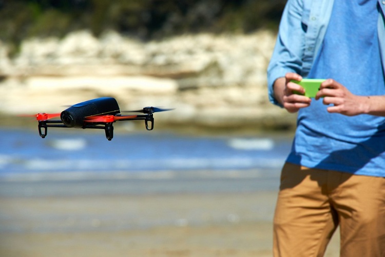 Quadrocopter s ovládaním cez smartphone alebo tablet Ovládanie mobilného telefónu s fotoaparátom Quadrocopter od francúzskeho výrobcu