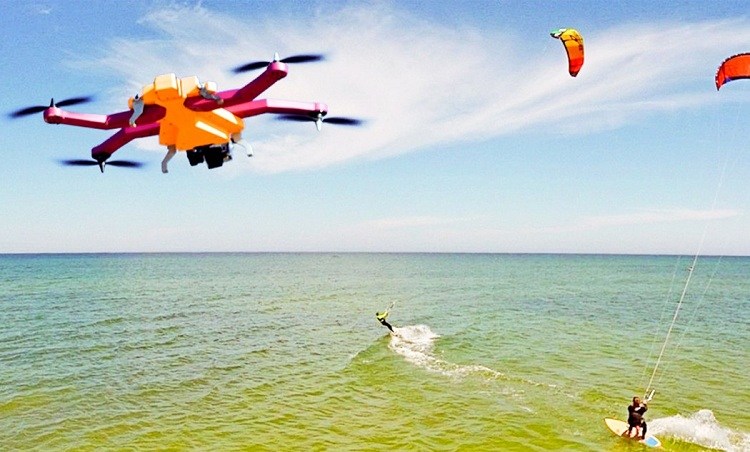 Natáčanie pomocou kvadrokoptéry - dron robí video z kitesurfingu Filmy z kvadrokoptérových kamier surfujúce po spoločnosti Airdog