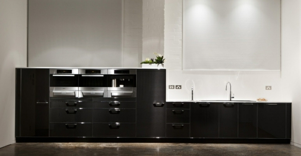 moderná čierna panelová kuchyňa