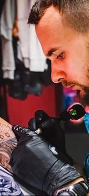 Fénykép a tetováló mesterről