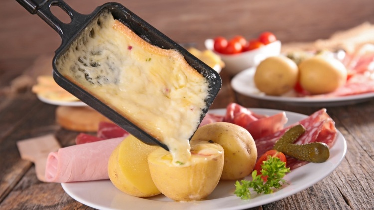 Raclette prílohy zemiaky-obloha-uhorka-klobása-panvica