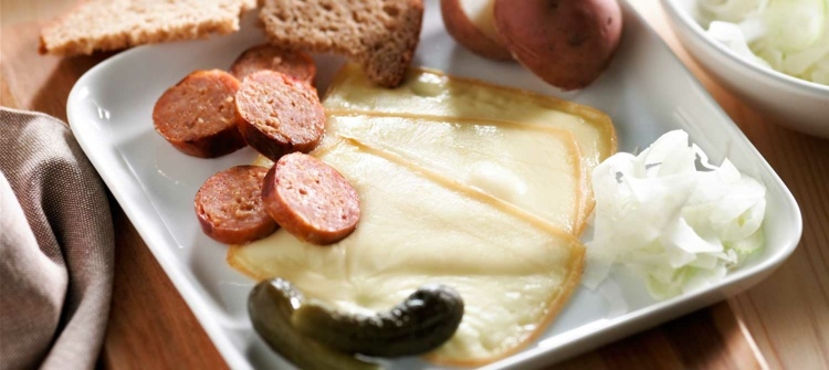 Raclette prílohy klobása-cibuľa-celozrnný chlieb porcia