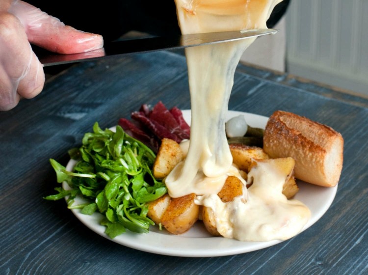 Raclette-prílohy-bageta-šalát-vyprážané zemiaky-varenie