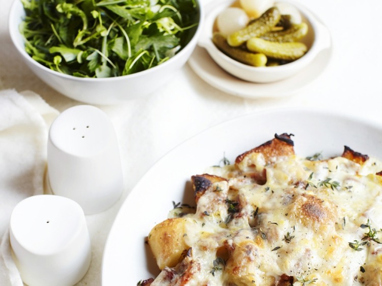 Raclette-prílohy-slanina-tymian-šalát-čerstvo nakladané uhorky