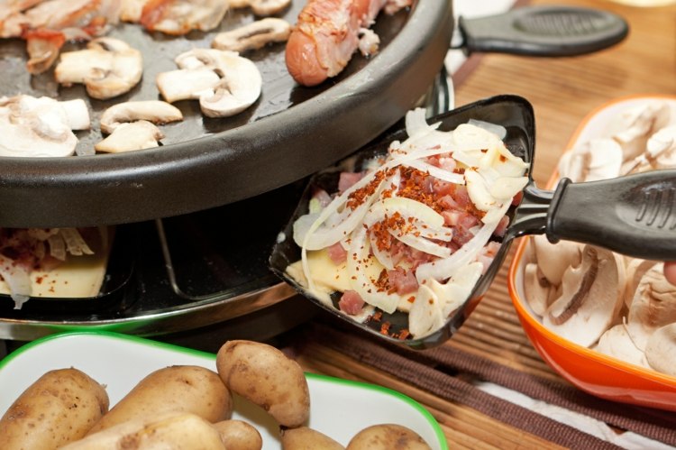 Raclette-prílohy-gril-panvica-cibuľa-šampiňóny-pečienka