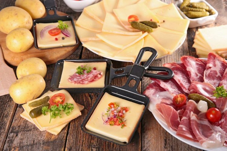 Suroviny na raclette syry-gouda-čedar-plesňový syr-parmezán