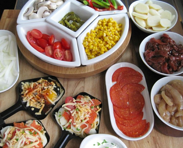 Raclette-ingrediencie-zelenina-nakrájané-malé-paradajky-kukurica-šampiňóny-paprika