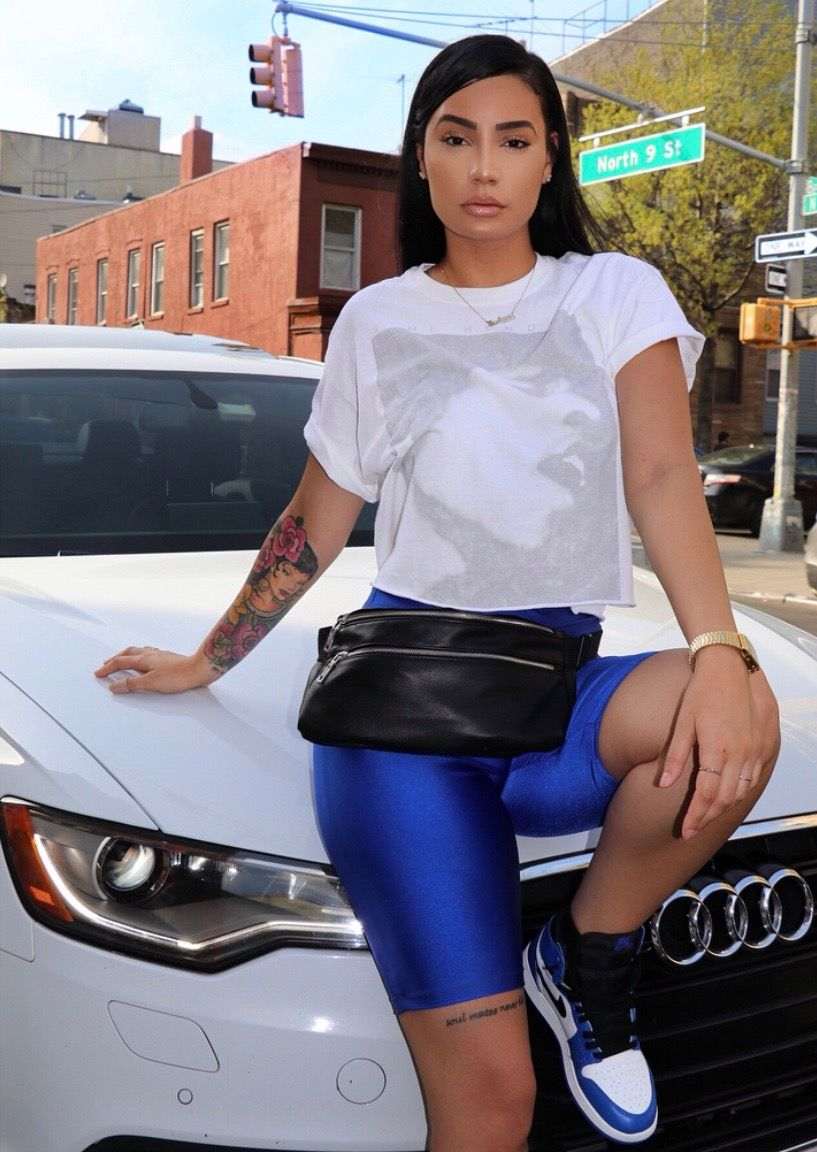 modré cyklistické šortky kombinujú crop top vysoké top tenisky koženú tašku kabelku módne trendy