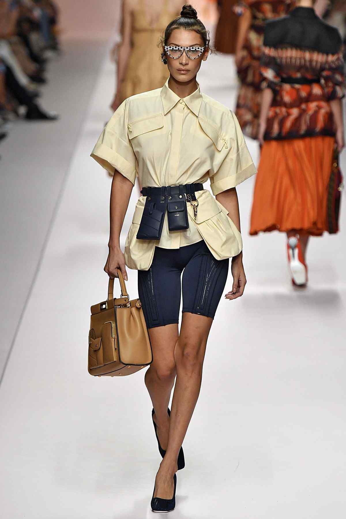 Cyklistické šortky kombinujú lem blúzku koženú tašku béžové lodičky módne trendy okuliare polka bodky