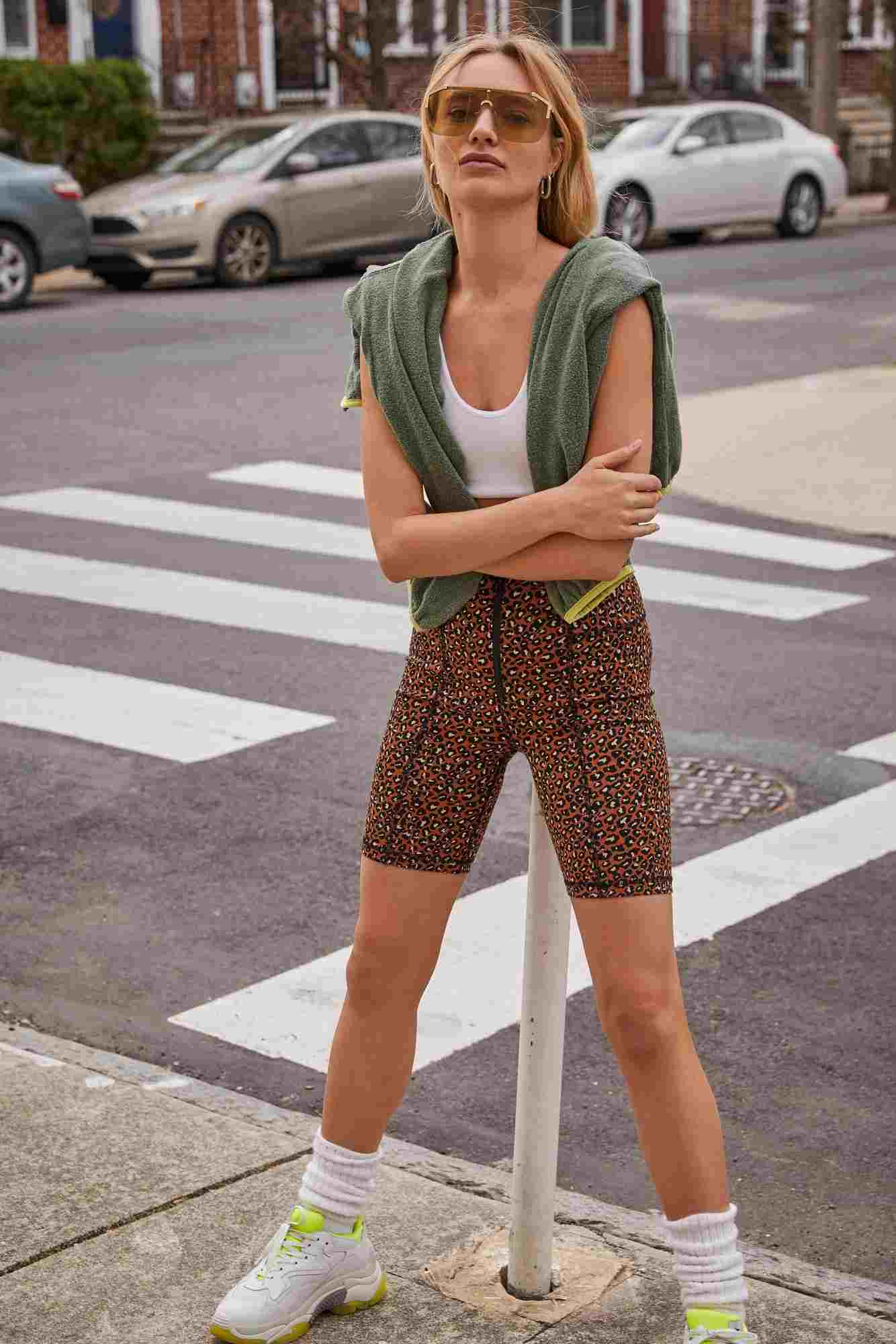 Cyklistické šortky vzor leo kombinujú crop top biele tenisky blond vlasy trendy leta