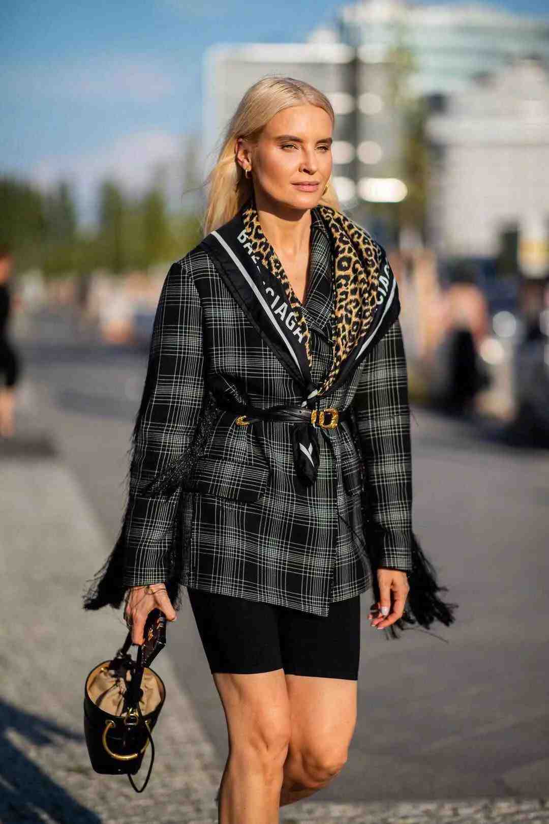 Cyklistické šortky kombinujú nadrozmerný blejzrový vzor leoprint módne trendy blond vlasy