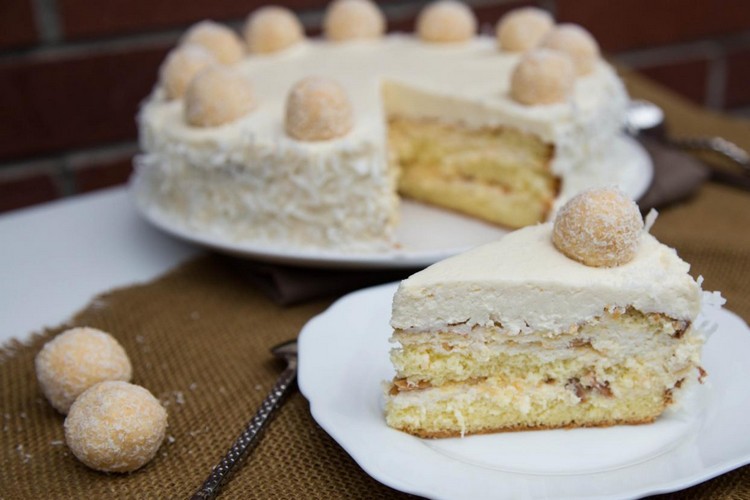 Pripravte si koláče alebo torty Raffaello sami Koláče Raffaello-kúsky-krém-guličky-ozdoba-kokosové vločky