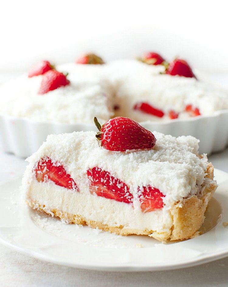 Raffaello tvarohový koláč s jahodami Raffaello koláč svetlý-dezert-pripraviť-kokosovo-jahodovo-tvarohový