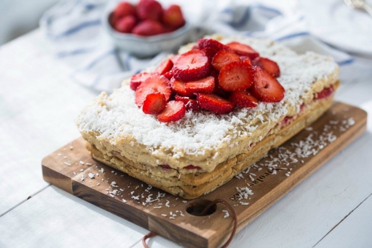 Bez pečenia: jednoduchý koláč Raffaello so sušienkami Raffaello-koláč-bez-pečenia-bez-krému-sušienky-základ-krehké pečivo-sušienky-jahody